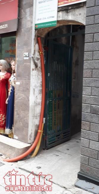 Dây điện, dây cáp viễn thông 'giăng bẫy' người dân trên phố ở Hà Nội ảnh 10